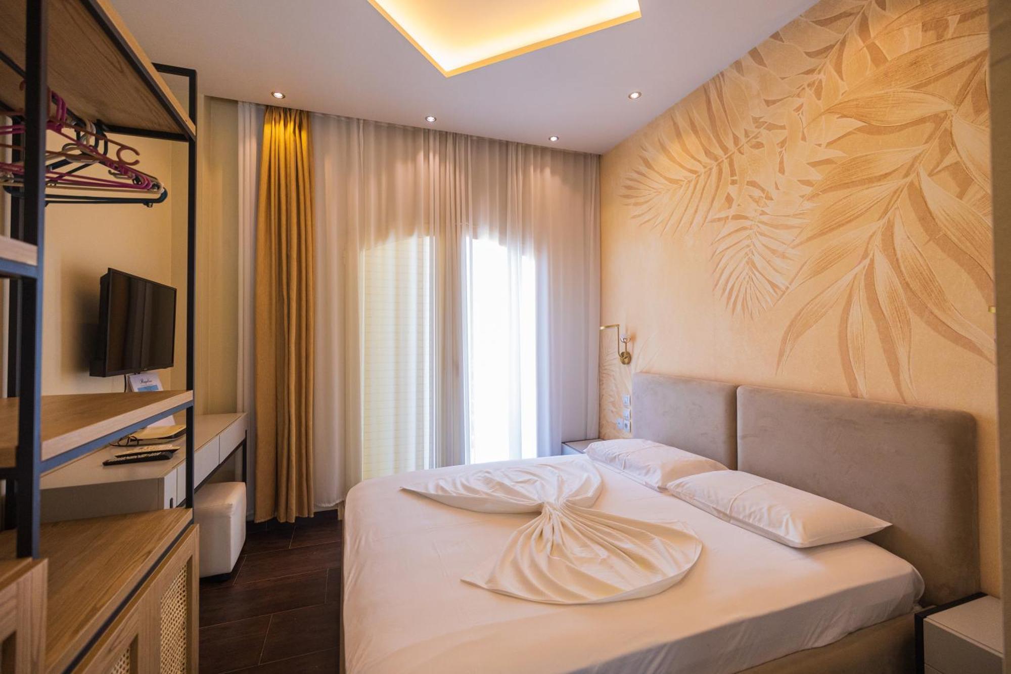 Royal Blue Hotel เดอร์มี ภายนอก รูปภาพ