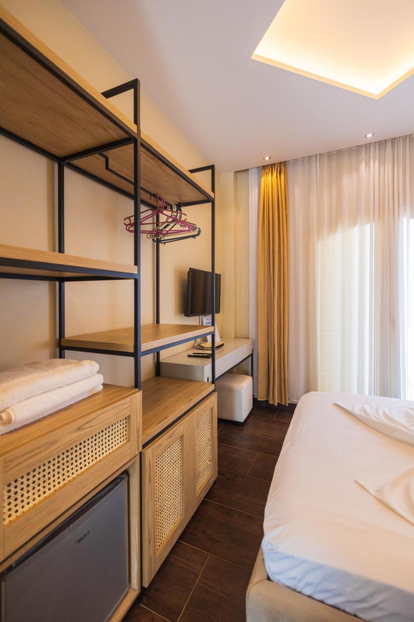 Royal Blue Hotel เดอร์มี ภายนอก รูปภาพ