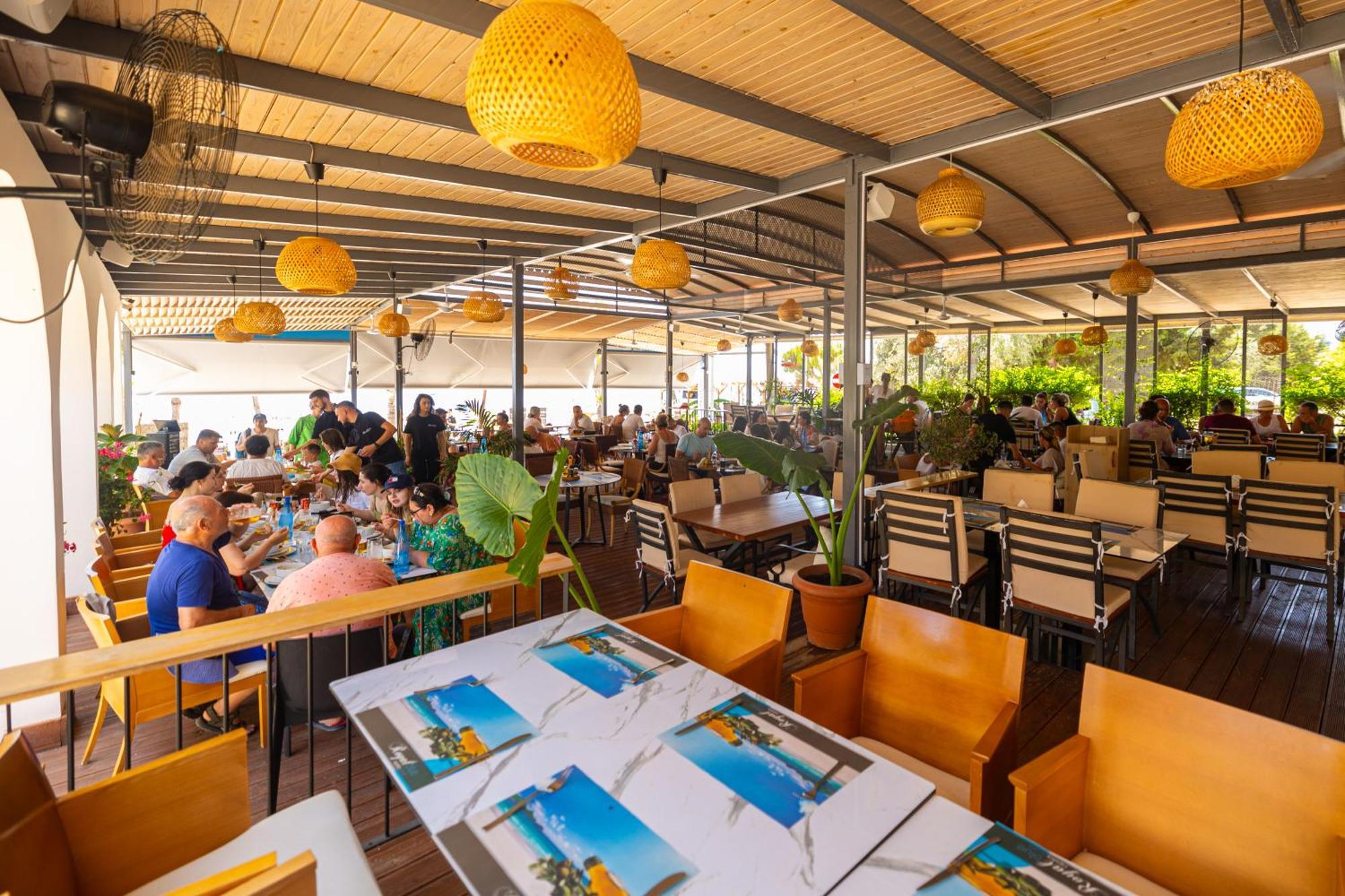 Royal Blue Hotel เดอร์มี ภายนอก รูปภาพ